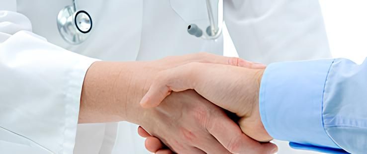 Dr. Miroslav Markov schüttelt seinem Kooperationspartner die Hand