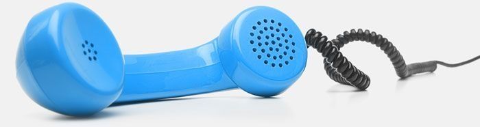 Ein blauer Telefonhörer mit Kabel